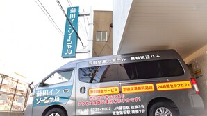 A van with service information including free delivery and 24-hour self-service. - Kamata In Social (Tokyo)