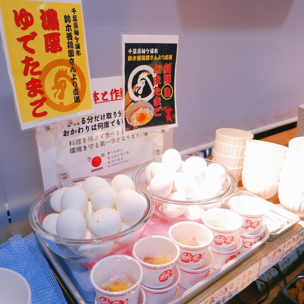 Exhibición de comida con varios platos y un cartel.
