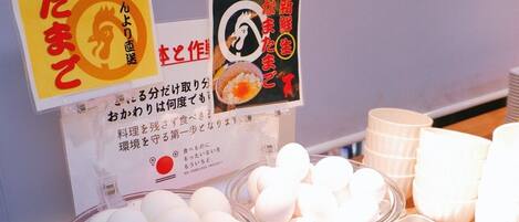 Exhibición de comida con varios platos y un cartel.