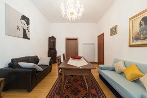Apartamento Confort | Sala de estar | Una televisión