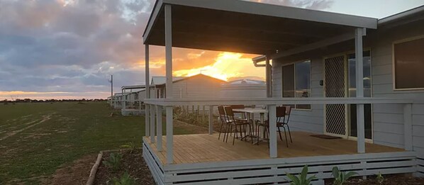 2 habitaciones, espacio para trabajar con laptop y cunas gratuitas 