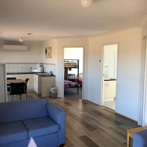 Cabin (Pa's Place) | 2 bedrooms, laptop workspace, free cots/infant beds - Tarnasey Farm (Wallaroo)