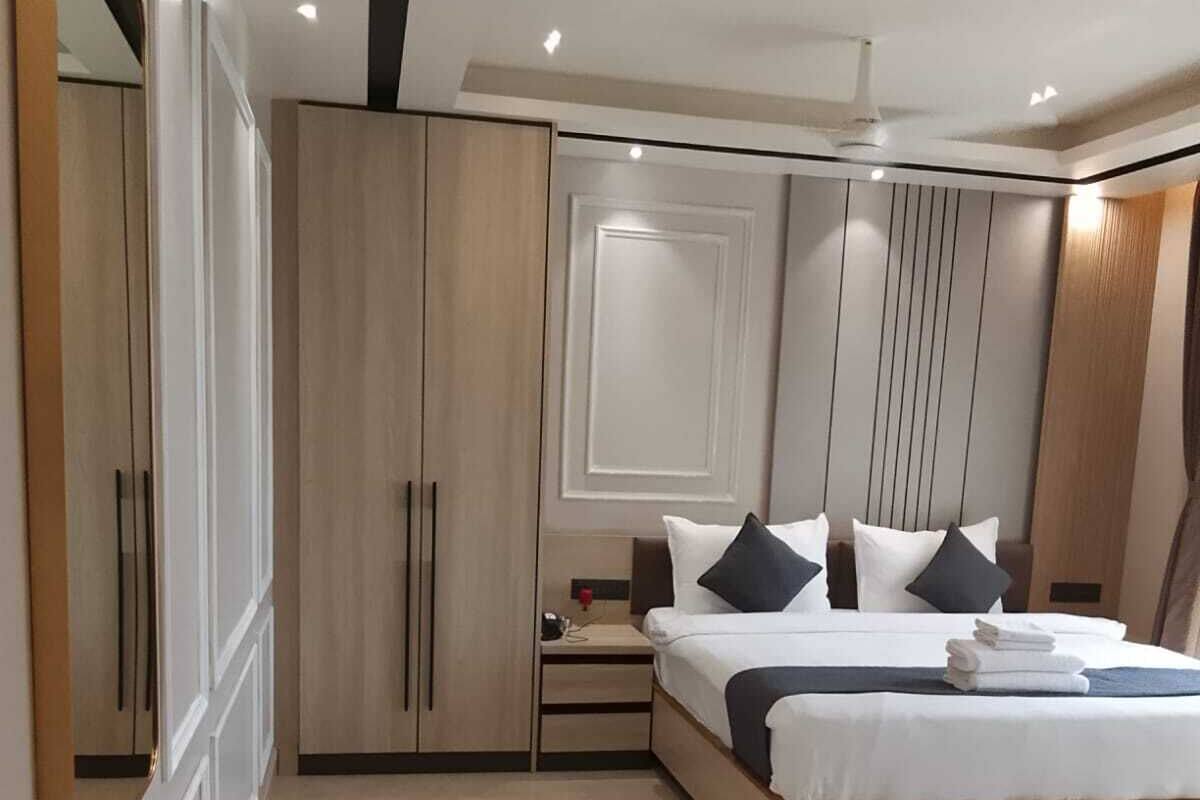 Quarto premium, vista para a cidade | Roupas de cama antialérgicas, cofres nos quartos, escrivaninha