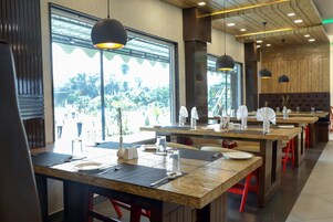 Se sirven desayunos, almuerzos y cenas; cocina local e internacional