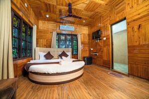 Suite | Hypo-allergenic bedding, in-room safe, desk, soundproofing