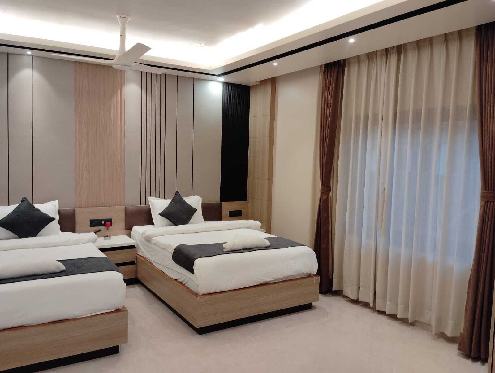 Ropa de cama hipoalergénica y caja de seguridad en la habitación 
