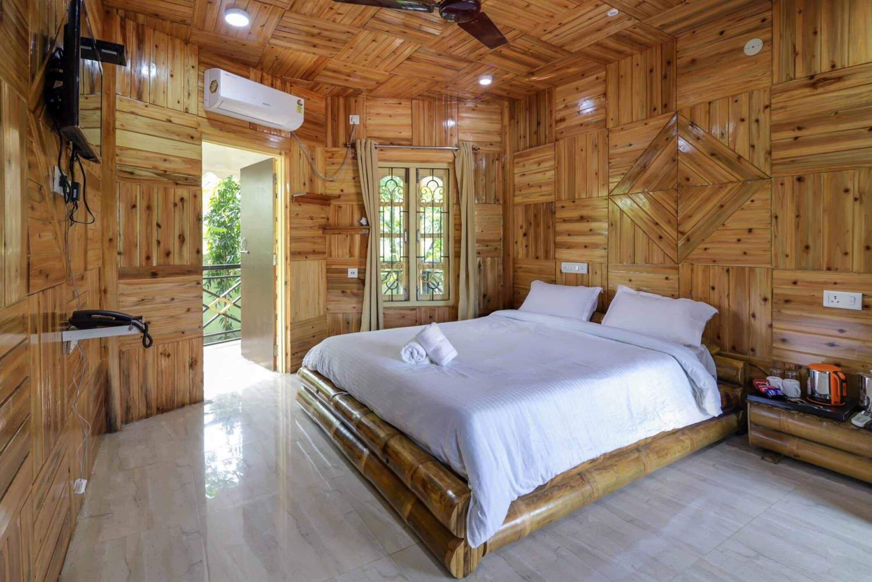 Cottage | Hypo-allergenic bedding, in-room safe, desk, soundproofing