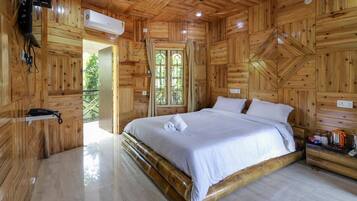 Cottage | Hypo-allergenic bedding, in-room safe, desk, soundproofing