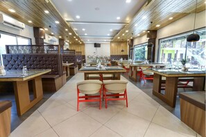 朝食、ランチ、ディナーに営業 (郷土料理と各国料理)