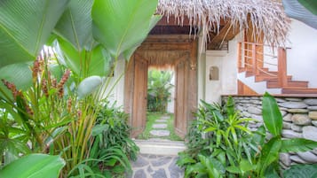 Pintu masuk properti