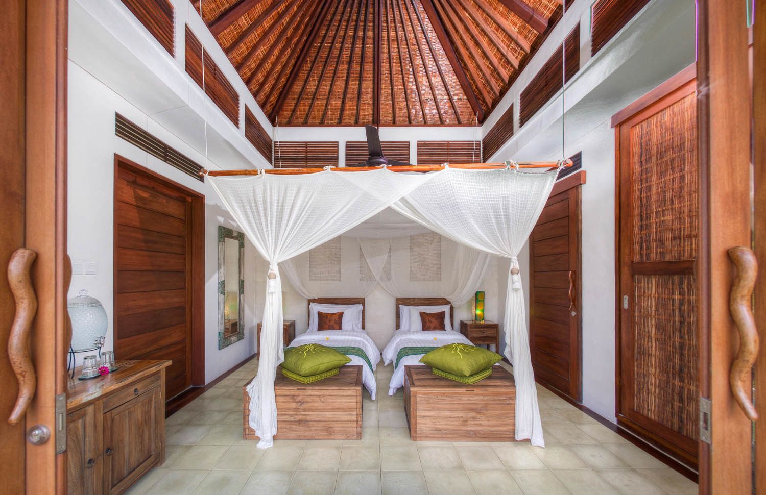 Habitación Deluxe, 1 cama King size, para no fumadores | Edredón, minibar, caja de seguridad en la habitación y escritorio 