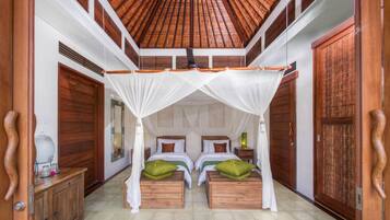 Habitación Deluxe, 1 cama King size, para no fumadores | Edredón, minibar, caja de seguridad en la habitación y escritorio