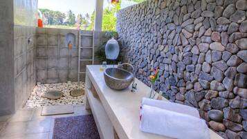 Deluxe Room, 1 King Bed, Non Smoking | Bathroom | Shower, rainfall showerhead, free toiletries, hair dryer