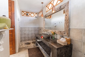 Deluxe Room, 1 King Bed, Non Smoking | Bathroom | Shower, rainfall showerhead, free toiletries, hair dryer