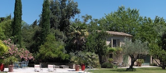 Provence Alpilles à  Eygalières  Petit Mas authentique pour 2 personnes