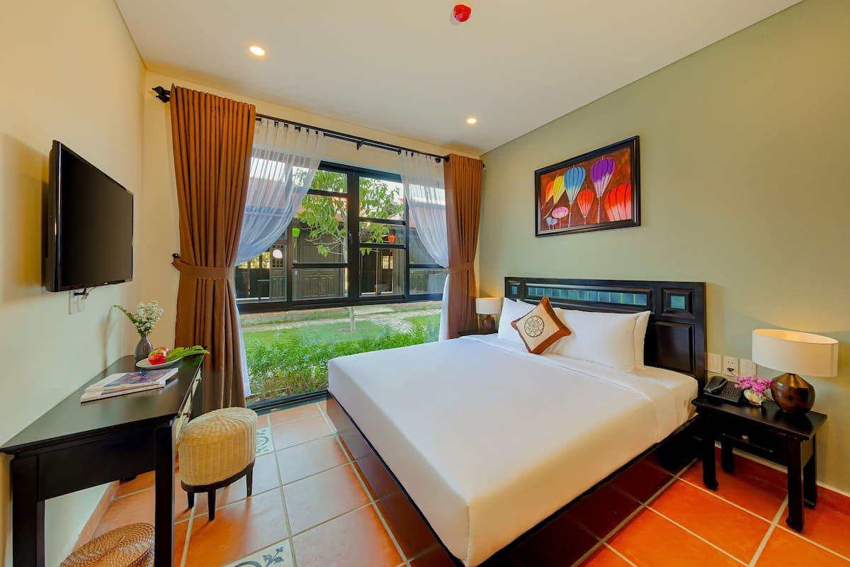 Laptop workspace, blackout drapes, WiFi (free), bed sheets