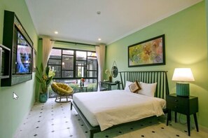 Skrivebord for bærbar PC, blendingsgardiner og wi-fi (inkludert)