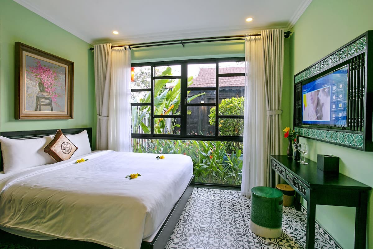 Laptop workspace, blackout drapes, WiFi (free), bed sheets