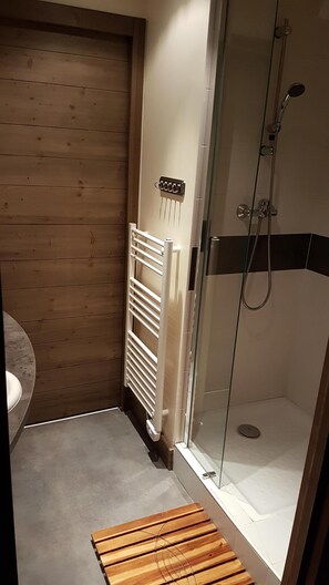Bathtub, eco-friendly toiletries, hair dryer, soap