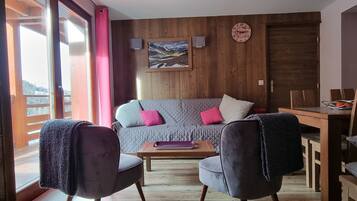 Smart TV, futbolito, tenis de mesa y libros