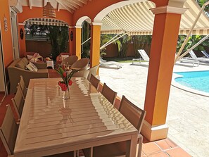 屋外ダイニングエリア