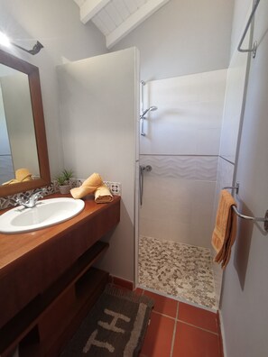 Douche, sèche-cheveux, serviettes fournies