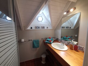 シャワー、ヘアドライヤー、タオル