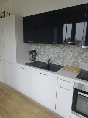 Køleskab, mikrobølgeovn, ovn, kogeplade