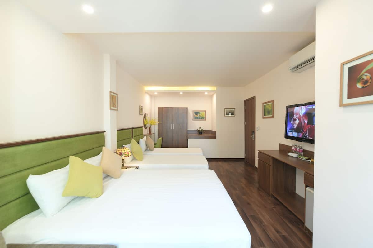 Family Suite | Minibar, in-room safe, desk, blackout curtains