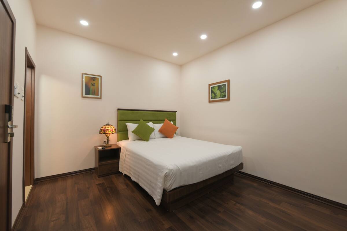 Habitación Deluxe | Minibar, caja fuerte, escritorio y cortinas opacas