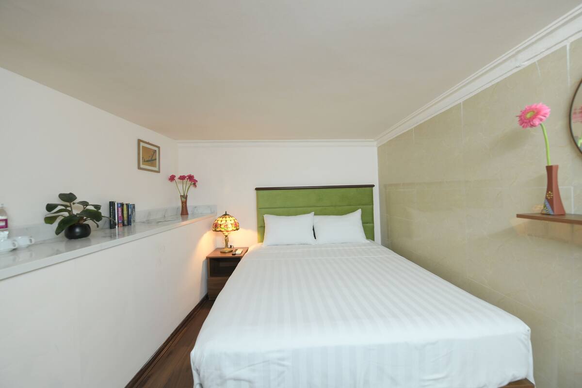 Habitación estándar | Minibar, caja fuerte, escritorio y cortinas opacas