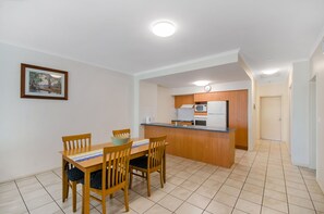 Apartment, 2 Schlafzimmer | Schreibtisch, schallisolierte Zimmer, Bügeleisen/Bügelbrett, Babybetten