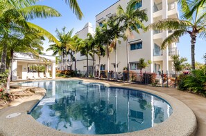 Outdoor pool, sun loungers - Madison Ocean Breeze (North Ward)