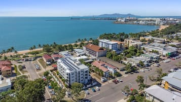 Une vue aérienne d’une ville côtière, avec ses bâtiments, ses rues et sa plage.