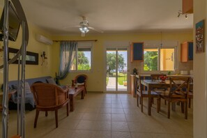 Vil·la, 3 dormitoris, primera línia de platja | Sala d'estar | Televisor de pantalla plana 