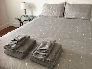 3 bedrooms, desk, iron/ironing board, WiFi