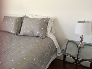 3 bedrooms, desk, iron/ironing board, WiFi - Spacious downtown delight, campus access (Bloomington)