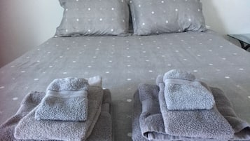 2 bedrooms, desk, iron/ironing board, WiFi