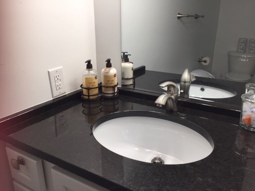 Ducha, secador de pelo, toallas, jabón