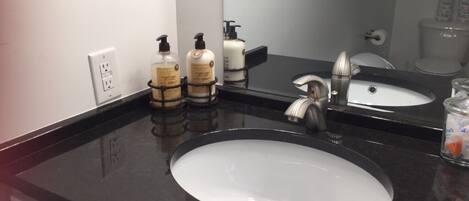 Ducha, secador de pelo, toallas, jabón