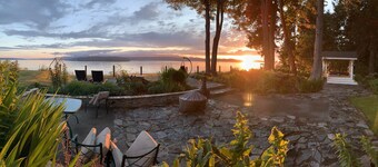 Peaceful getaway on the waterfront