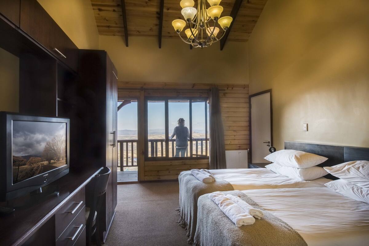 Chalet classique, 1 chambre, vue sur la vallée, cÎté montagne | 2 chambres