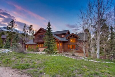 Spacious Frisco Cabin w/ Hot Tub, Sauna & Mountain Views—Minutes to Ski Resorts!