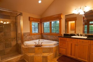 Badewanne, Haartrockner, Handtücher