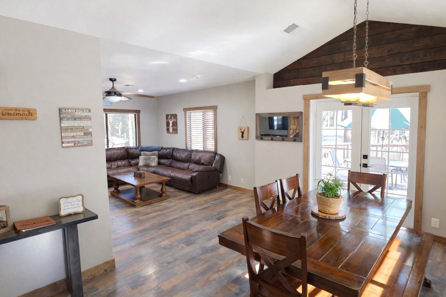 Télévision, cheminée, jeux vidéo, lecteur de DVD