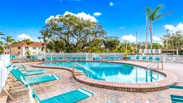 Utendørsbasseng og et oppvarmet basseng