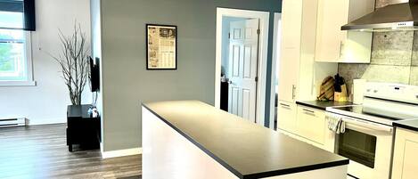 Refrigerador, microondas, horno, placa de cocina