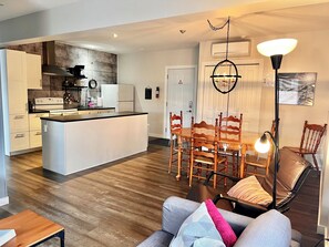 TV connectée, lecteur de DVD, livres, chaîne hi-fi