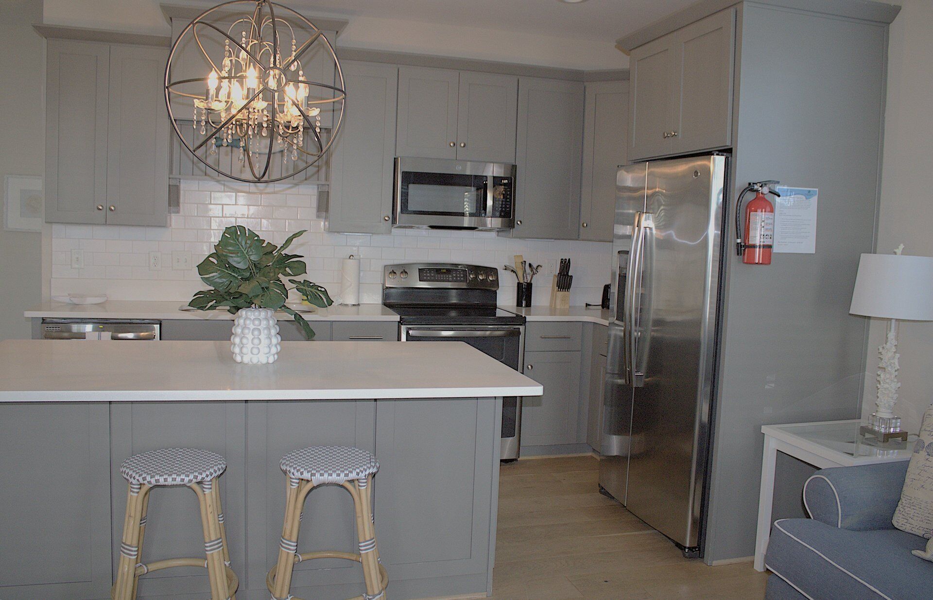 Frigorifero, microonde, forno, piano cottura