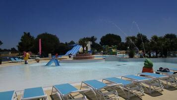 Een binnenzwembad, 4 buitenzwembaden, parasols voor strand/zwembad